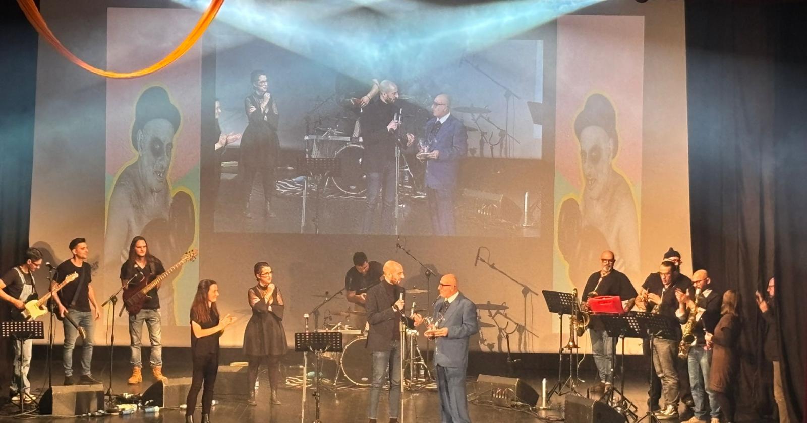 Il &ldquo;lottatore&rdquo; conquista il teatro