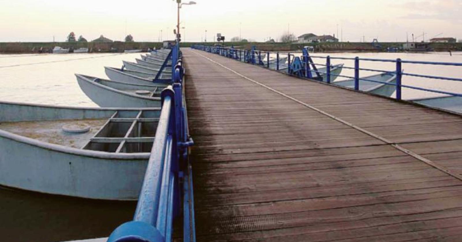 Ponti di barche, parte la pulizia