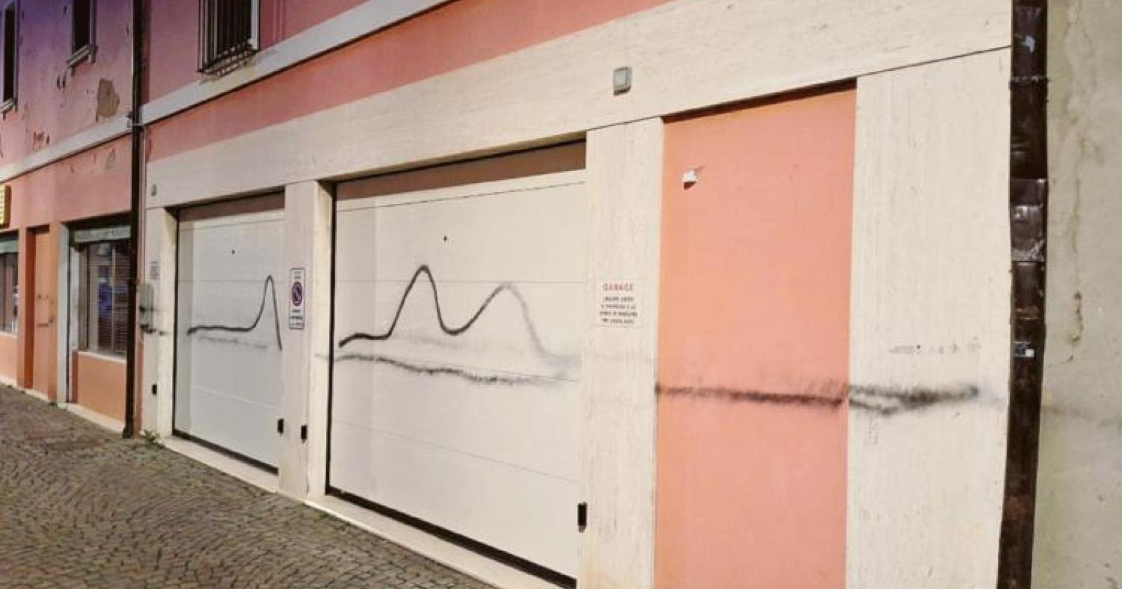 Vandali scatenati in pieno centro