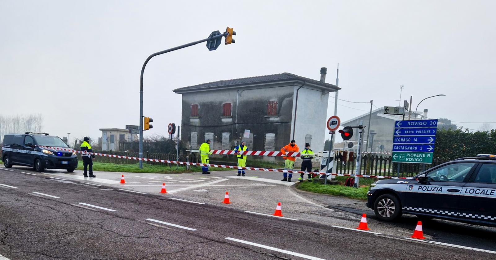 Schianto e danni al passaggio a livello