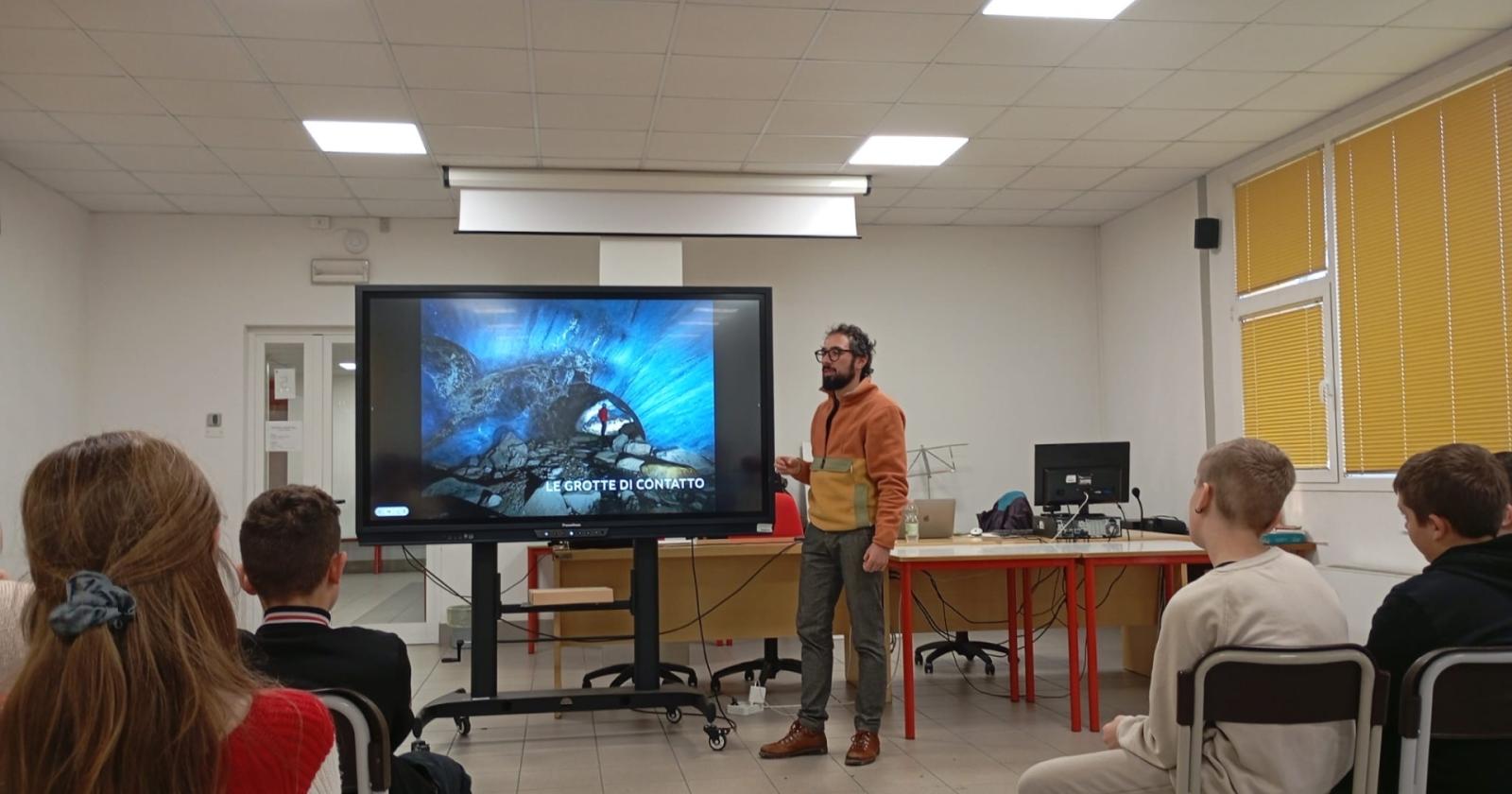 In classe entra lo speleologo