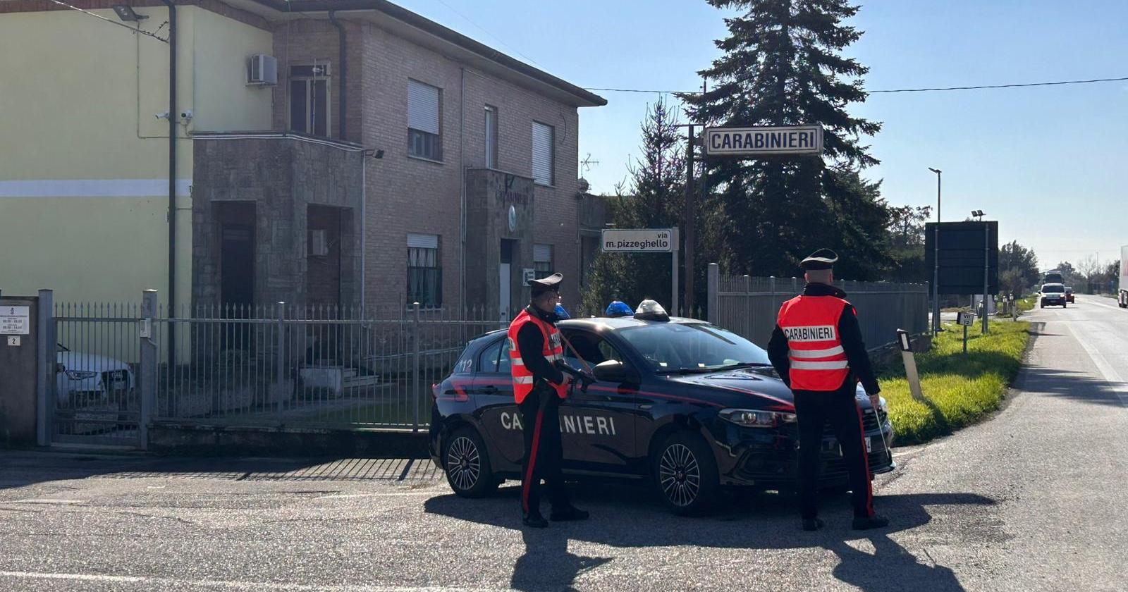 Le rubano l'auto, i carabinieri gliela riportano