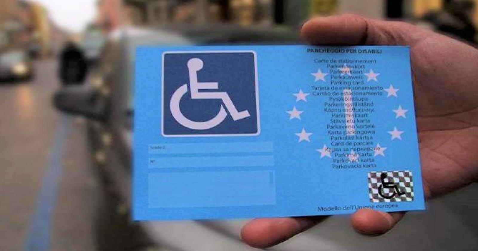 Fotocopiano i permessi per posteggiare gratis