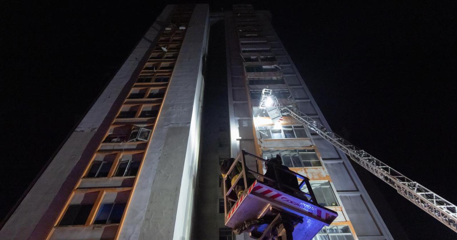 Incendio al grattacielo di Ferrara, paura nella notte