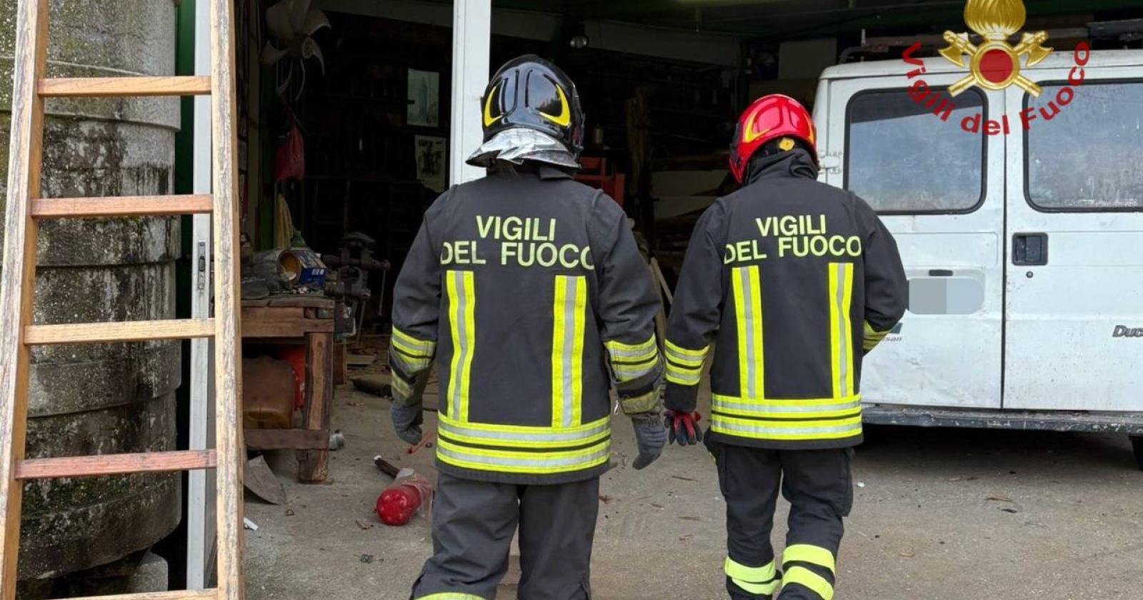 Trova una bomba, la manipola: esplode e lui muore