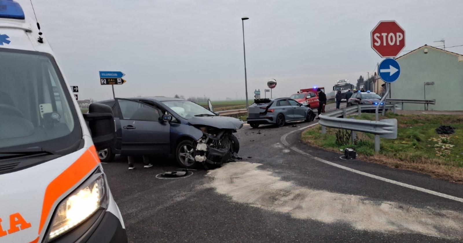 Scontro violento, auto distrutte