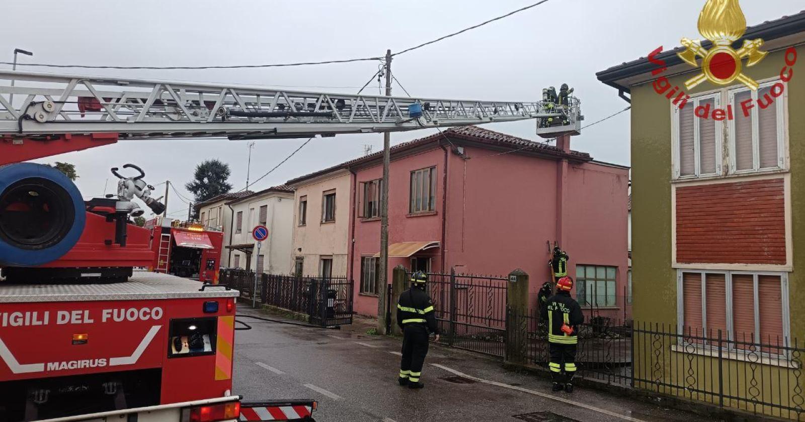 A fuoco la canna fumaria, paura in una casa 