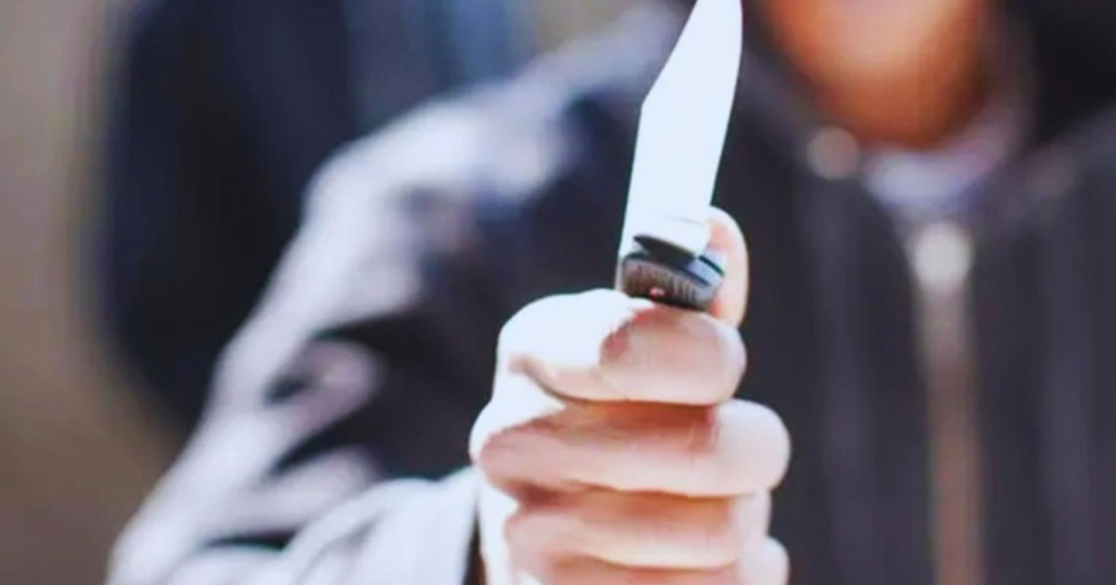 Coltelli tra i banchi