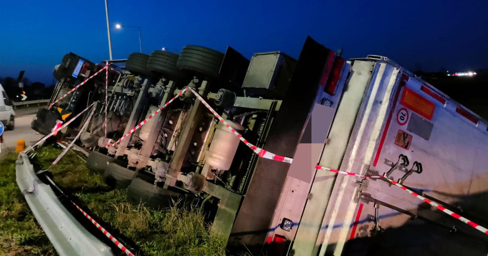 Autoarticolato si ribalta in Romea