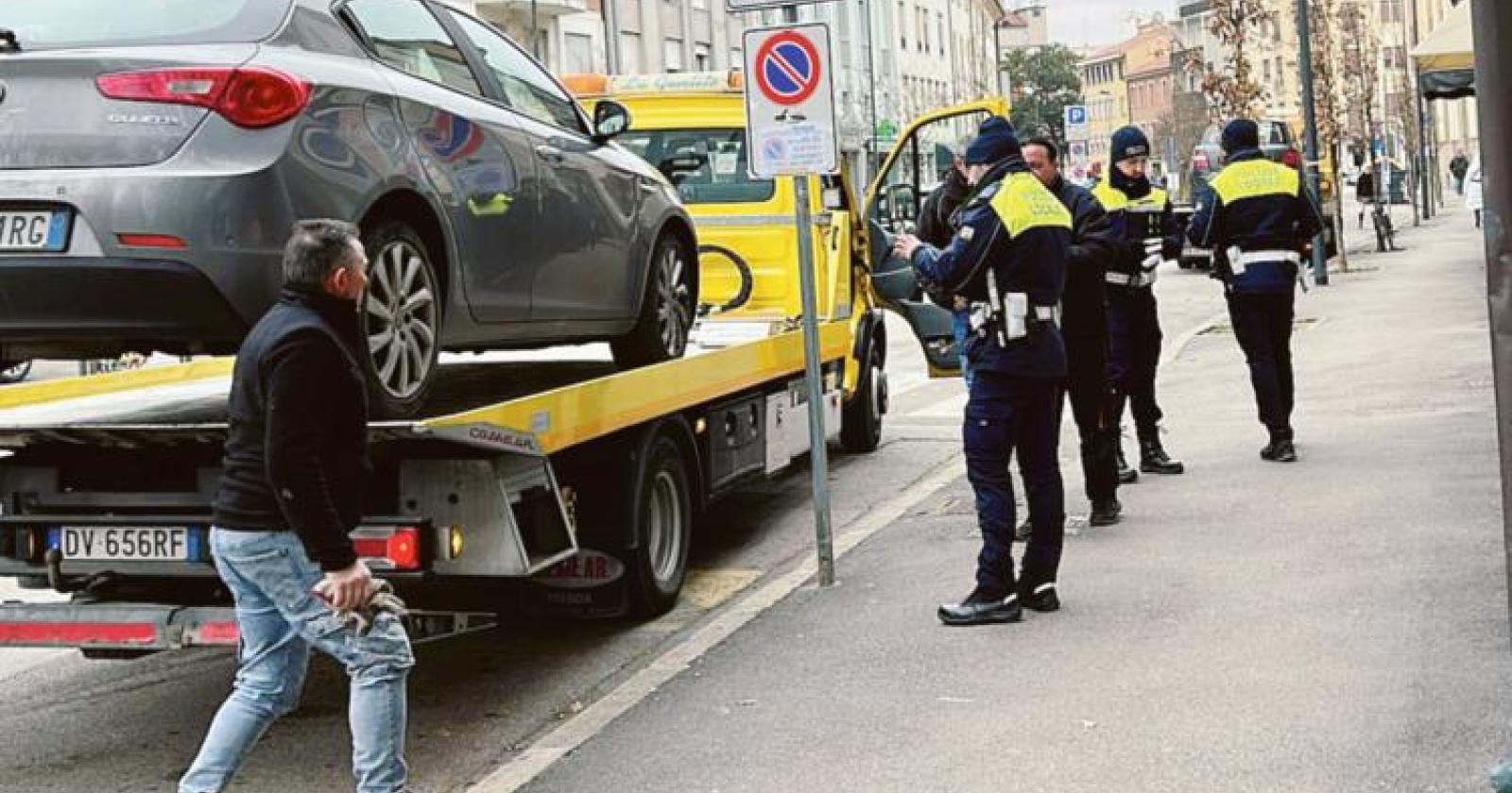 Auto rimosse e multe a raffica