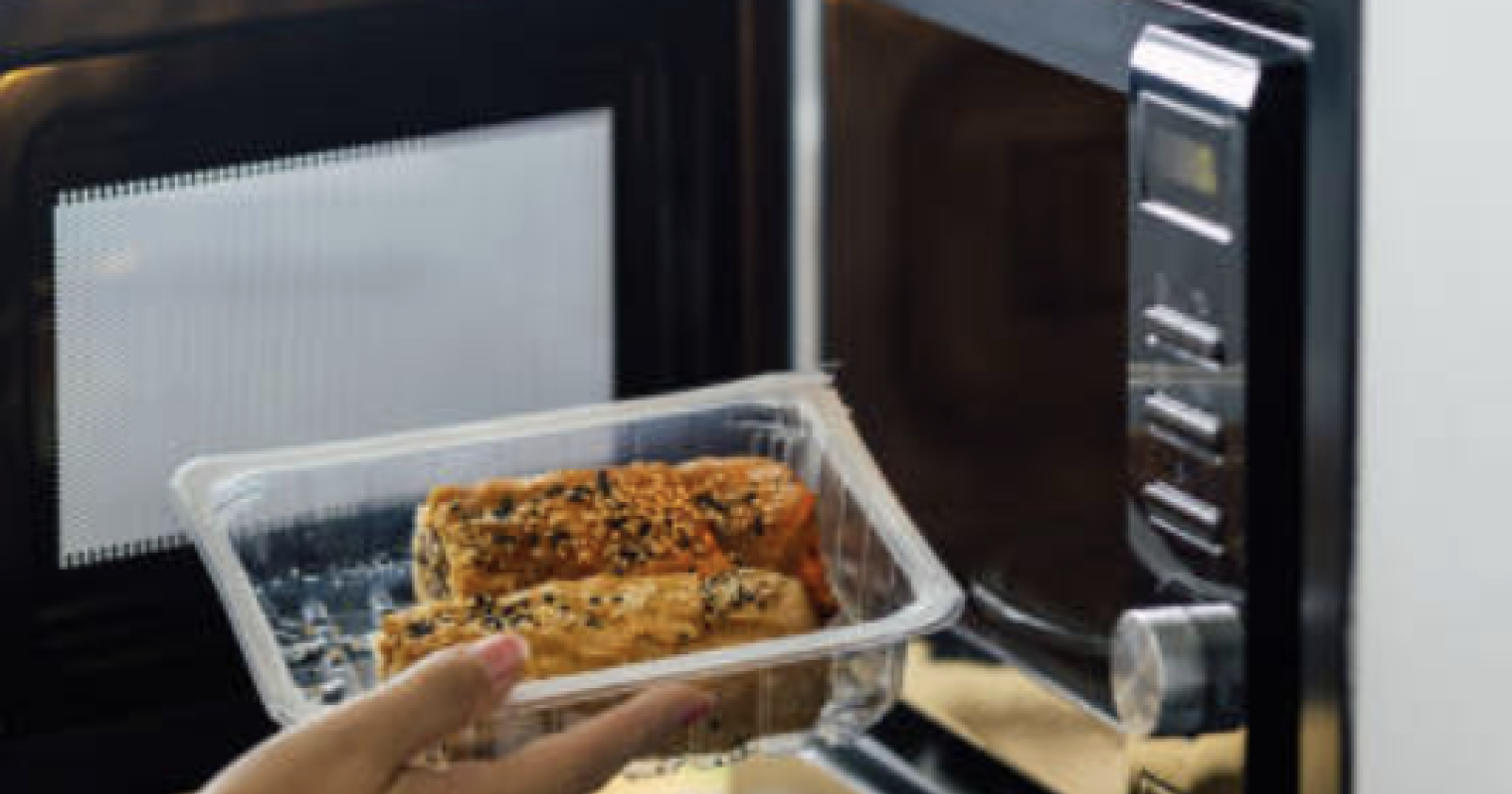 Forno a microonde: fa davvero male? Cibi e contenitori da evitare