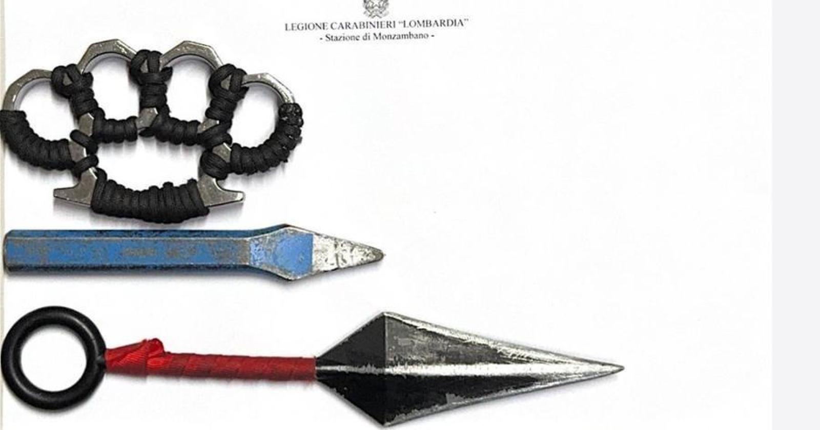 A scuola con pugnale, scalpello e tirapugni