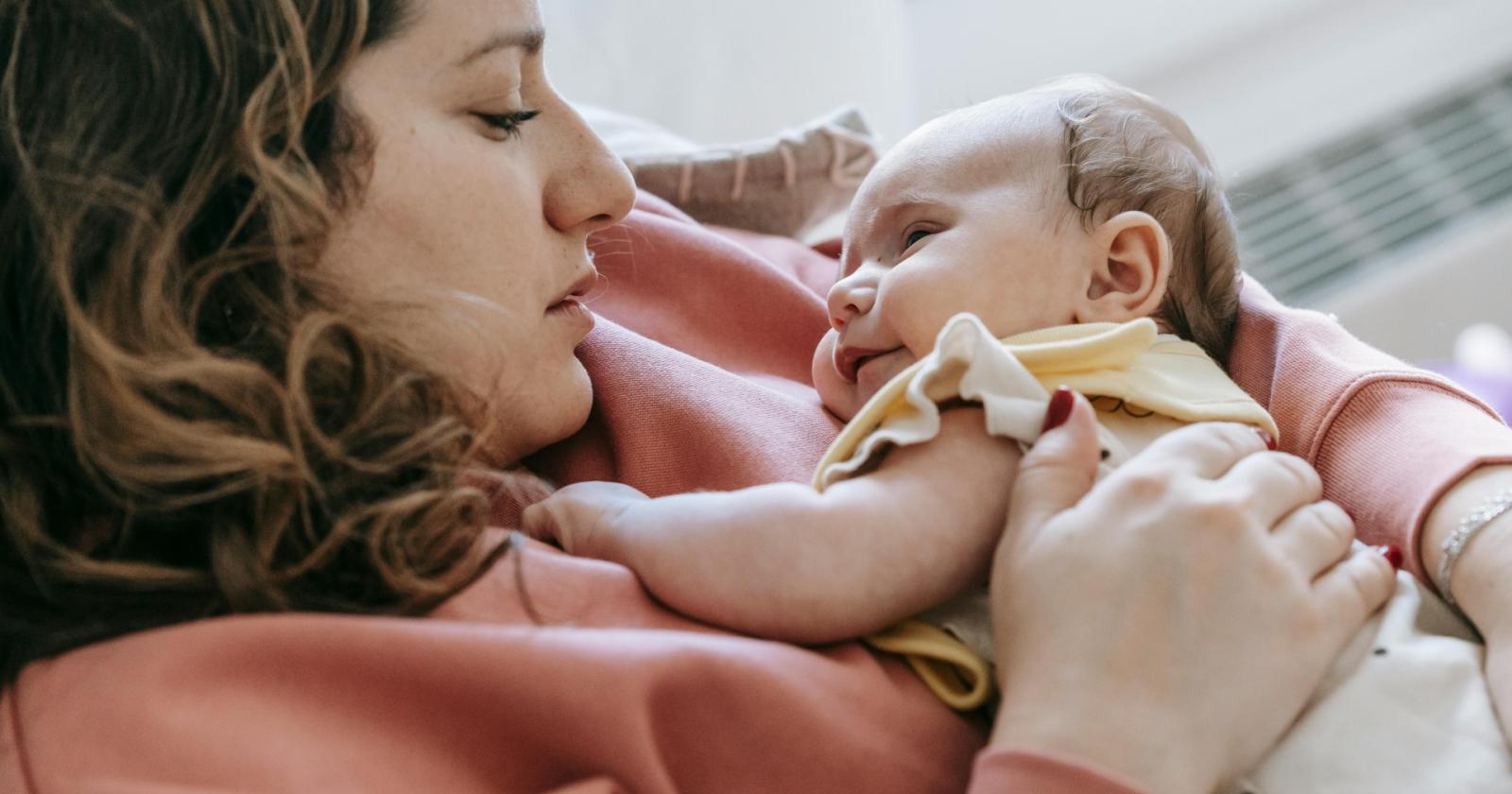 Smartphone durante l&rsquo;allattamento: l&rsquo;allarme degli esperti