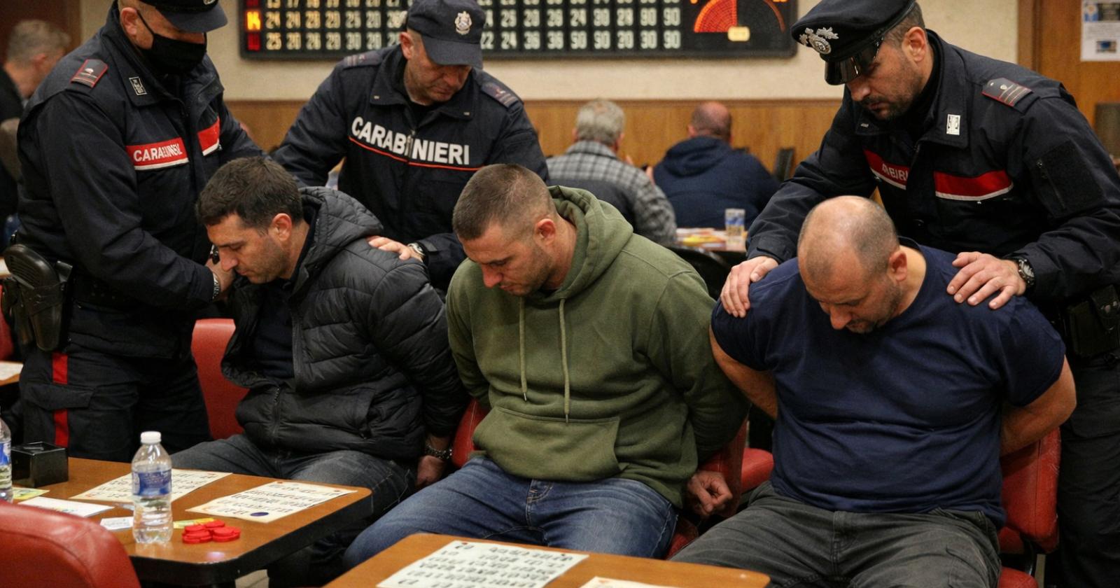 Assalto alla tabaccheria, la titolare reagisce, parte un colpo di pistola