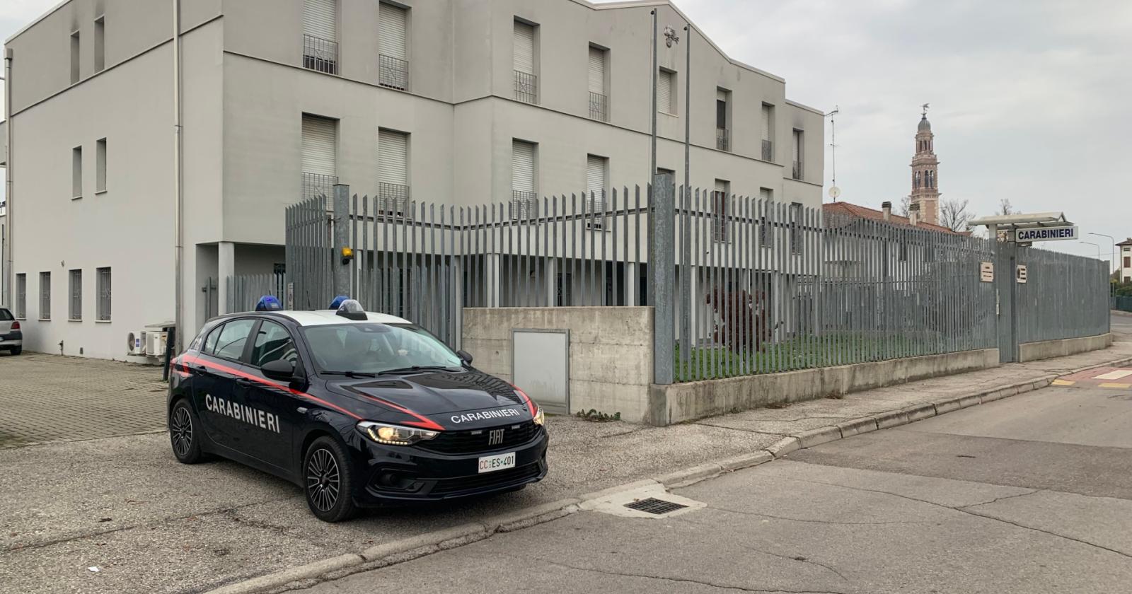 Nascondono la droga nel cestino, ma non basta