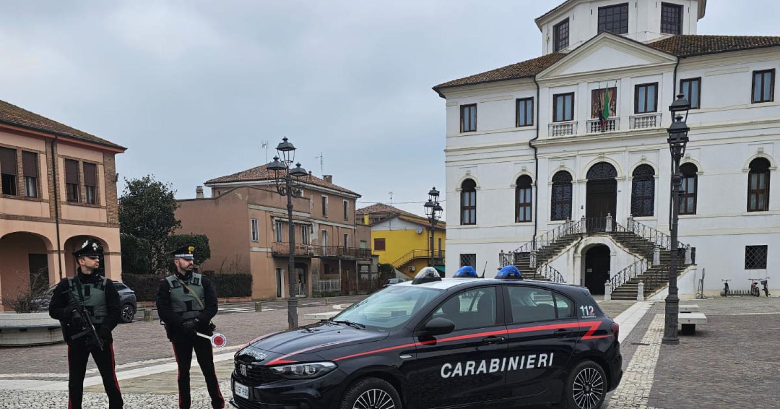 Guidava drogato e con patente sospesa: via l'auto