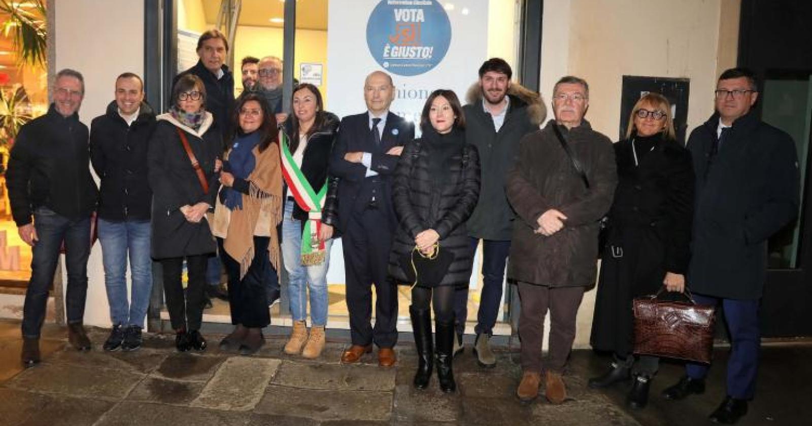 Con la fascia tricolore all&rsquo;inaugurazione della sede del &ldquo;s&igrave;&rdquo;