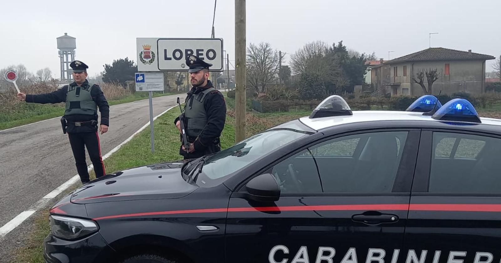 Sorprende le ladre in casa sua e ne blocca una
