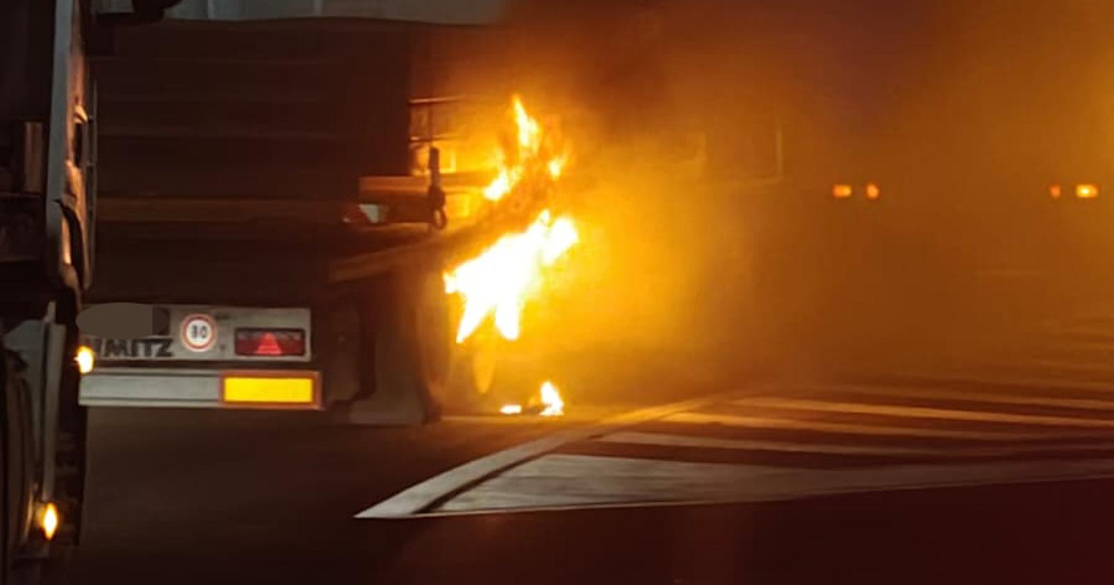 Incendio al casello, ci pensano i pompieri