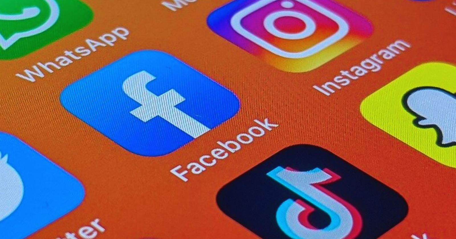 Social, stretta globale sui minori