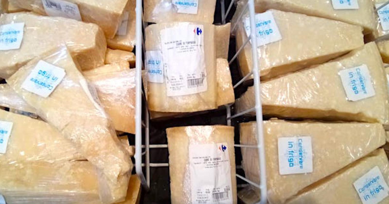 Mangiava direttamente dal bancone, senza pagare