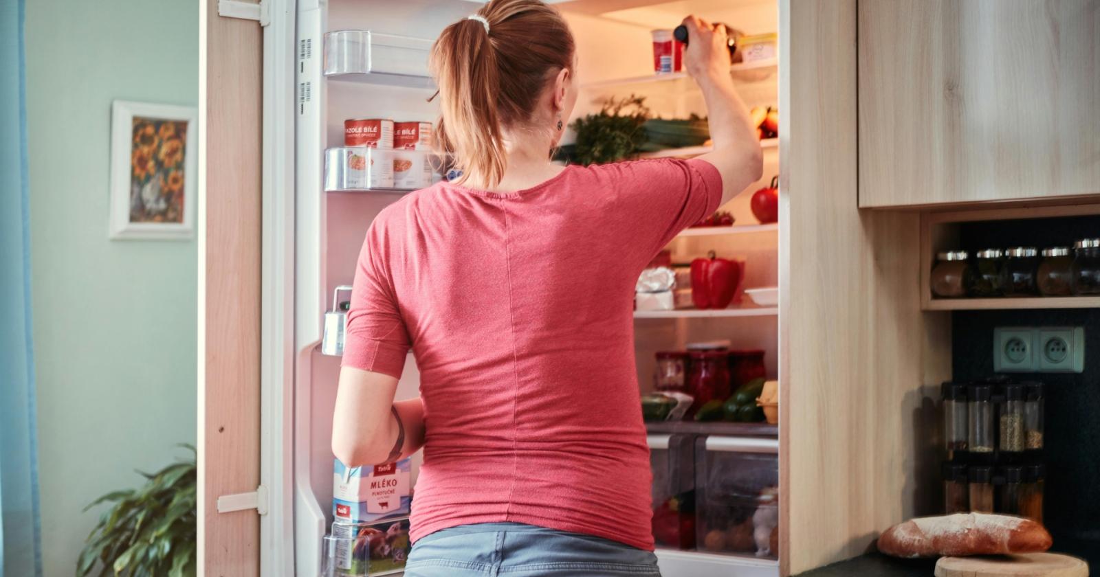 Scadenze alimentari e batteri: come evitare rischi a tavola