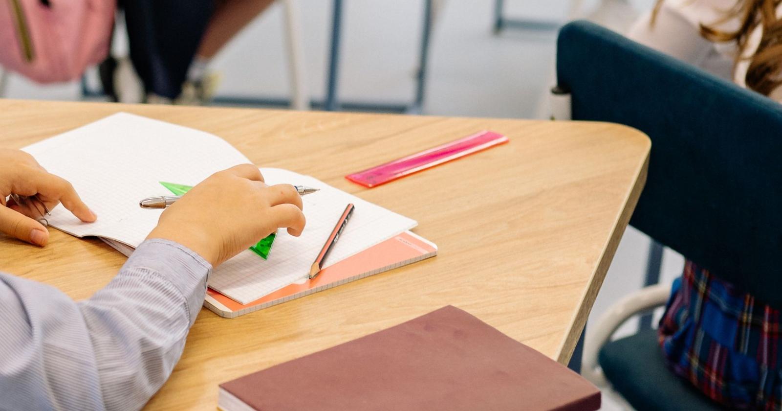 Il nonno "giustiziere" schiaffeggia il bullo della nipote