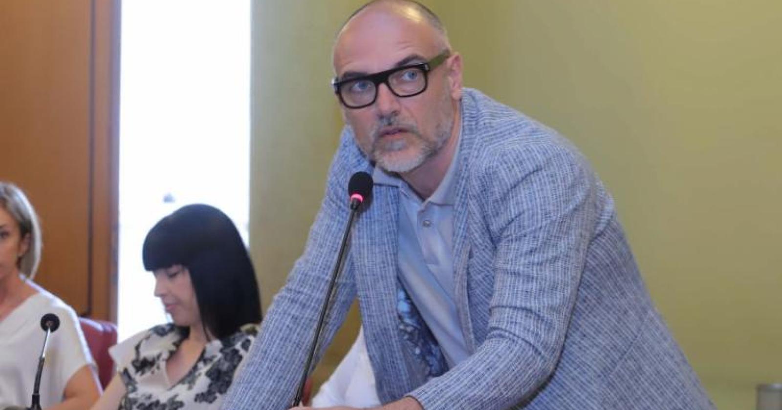 Sette: &ldquo;Valutiamo pro e contro&rdquo;