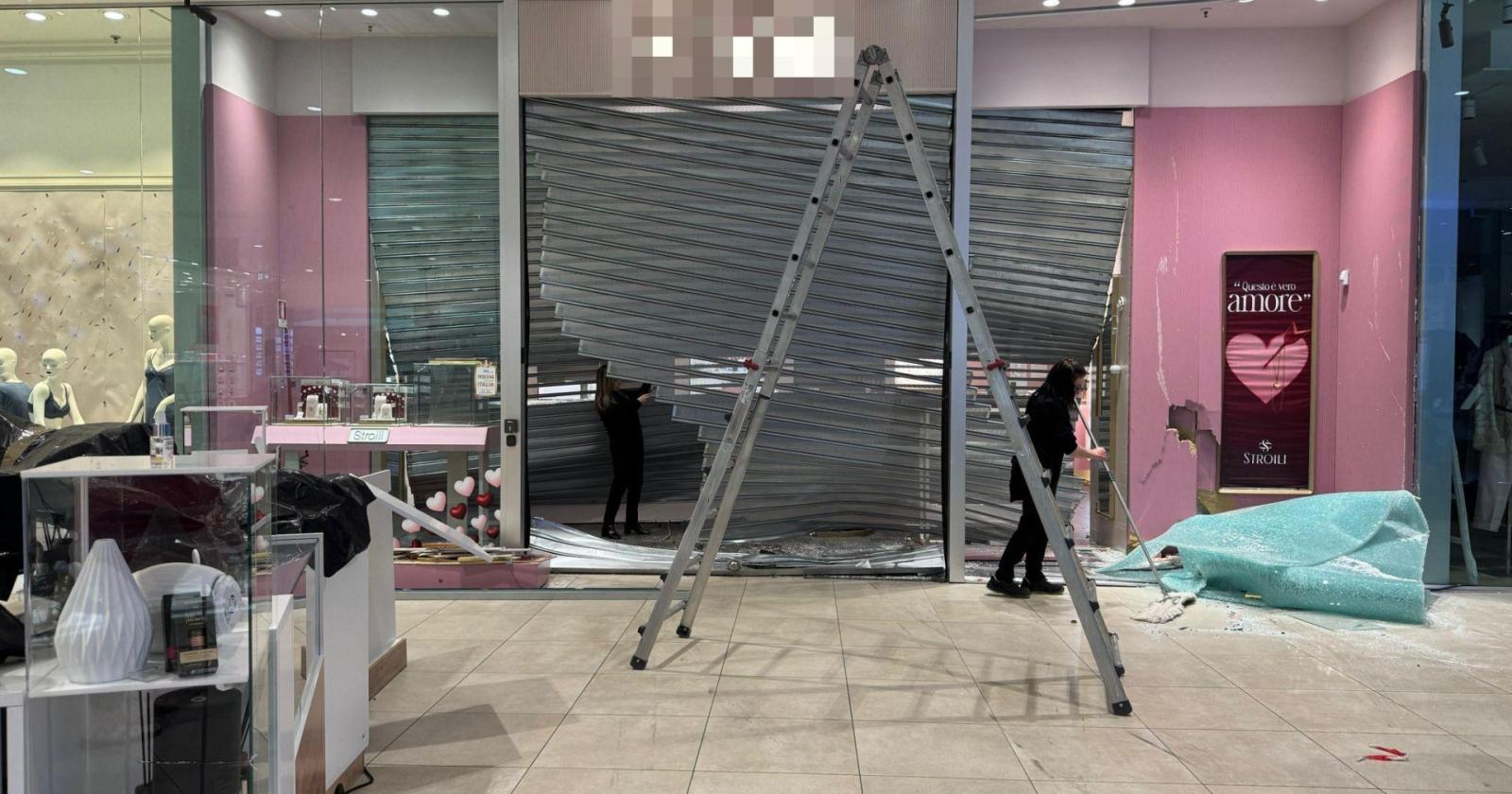 Auto ariete nel centro commerciale, scassinata la gioielleria