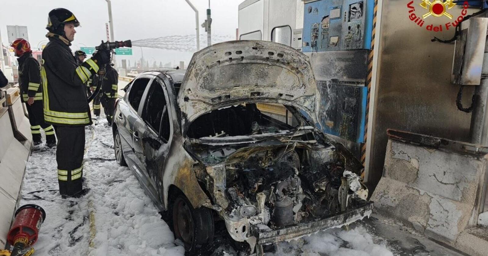 Auto a fuoco mentre paga il pedaggio