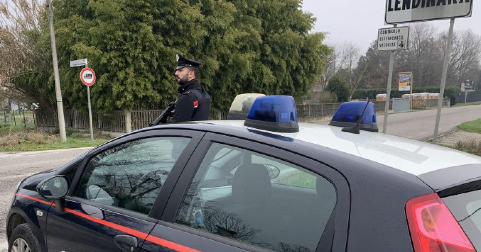 Minaccia i vicini con una motosega