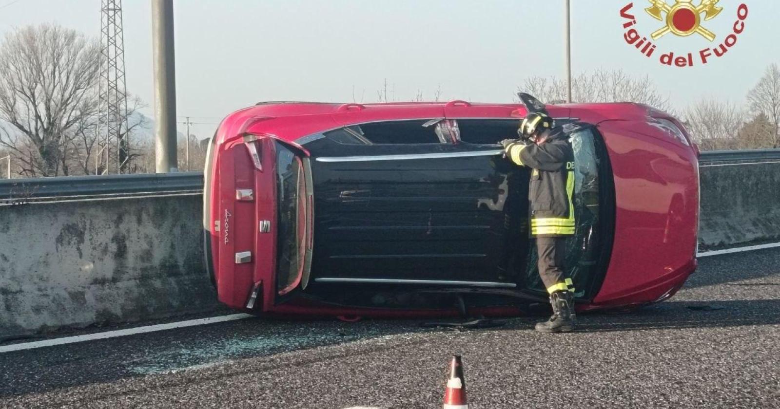 Frontale tra auto, ferito un bimbo