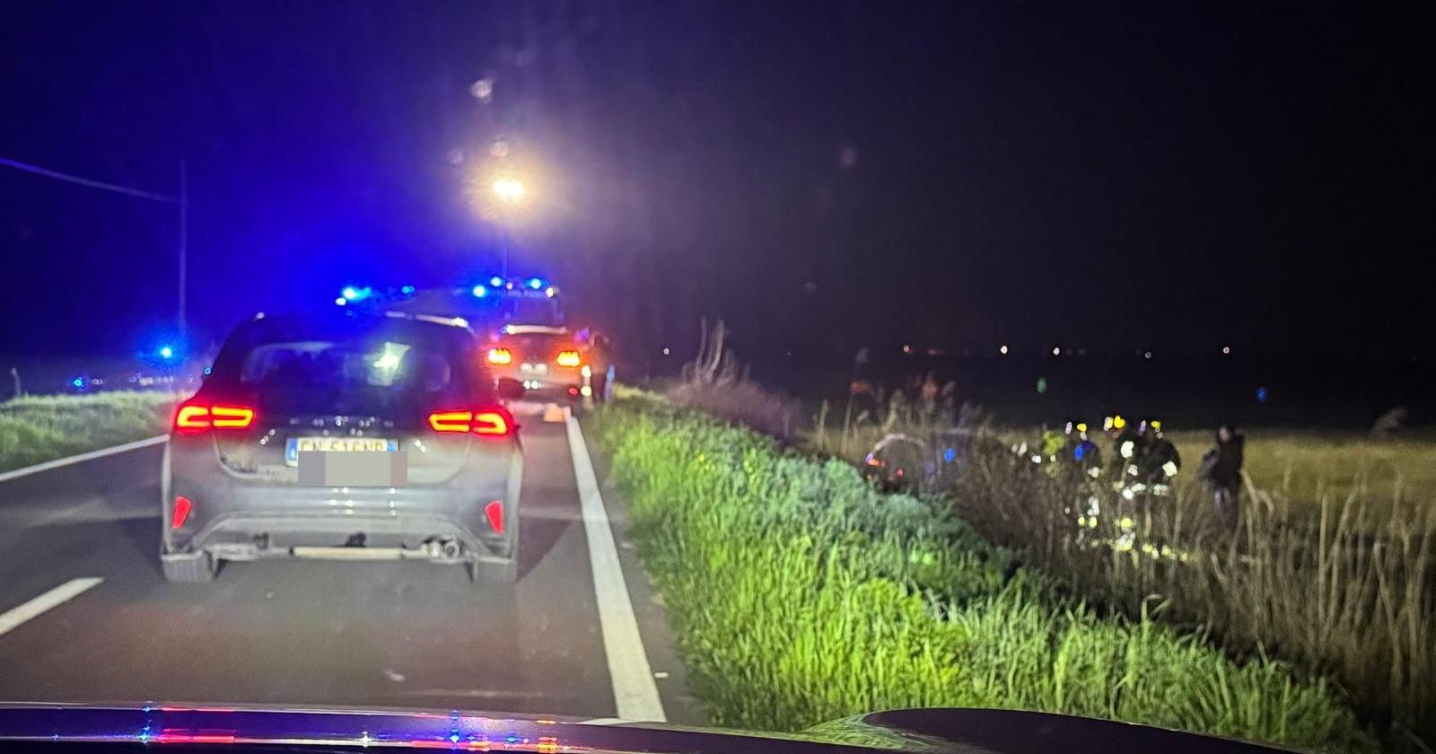 Scontro tra auto, una vola nel fossato