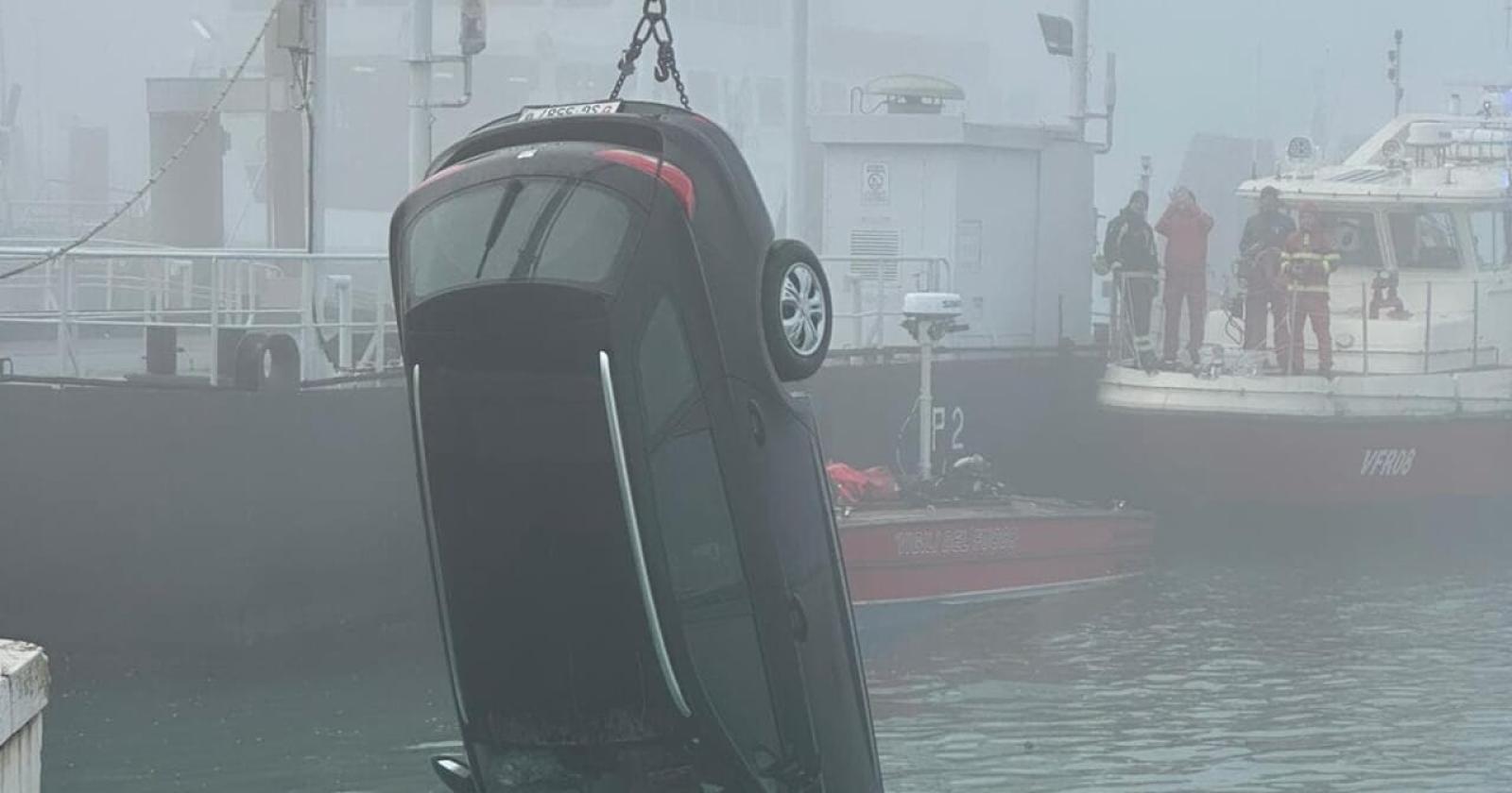 &ldquo;L&rsquo;auto che scivola nel bianco&rdquo;: in una mattina di nebbia fitta al Lido, un turista austriaco finisce in laguna. Il comandante del ferry si tuffa e salva lui e il cane