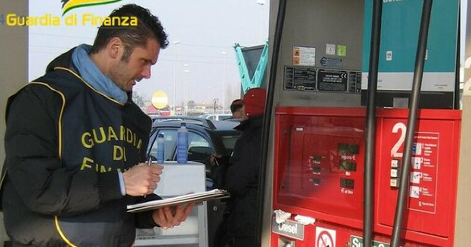 Caro benzina, scattano i controlli della Finanza