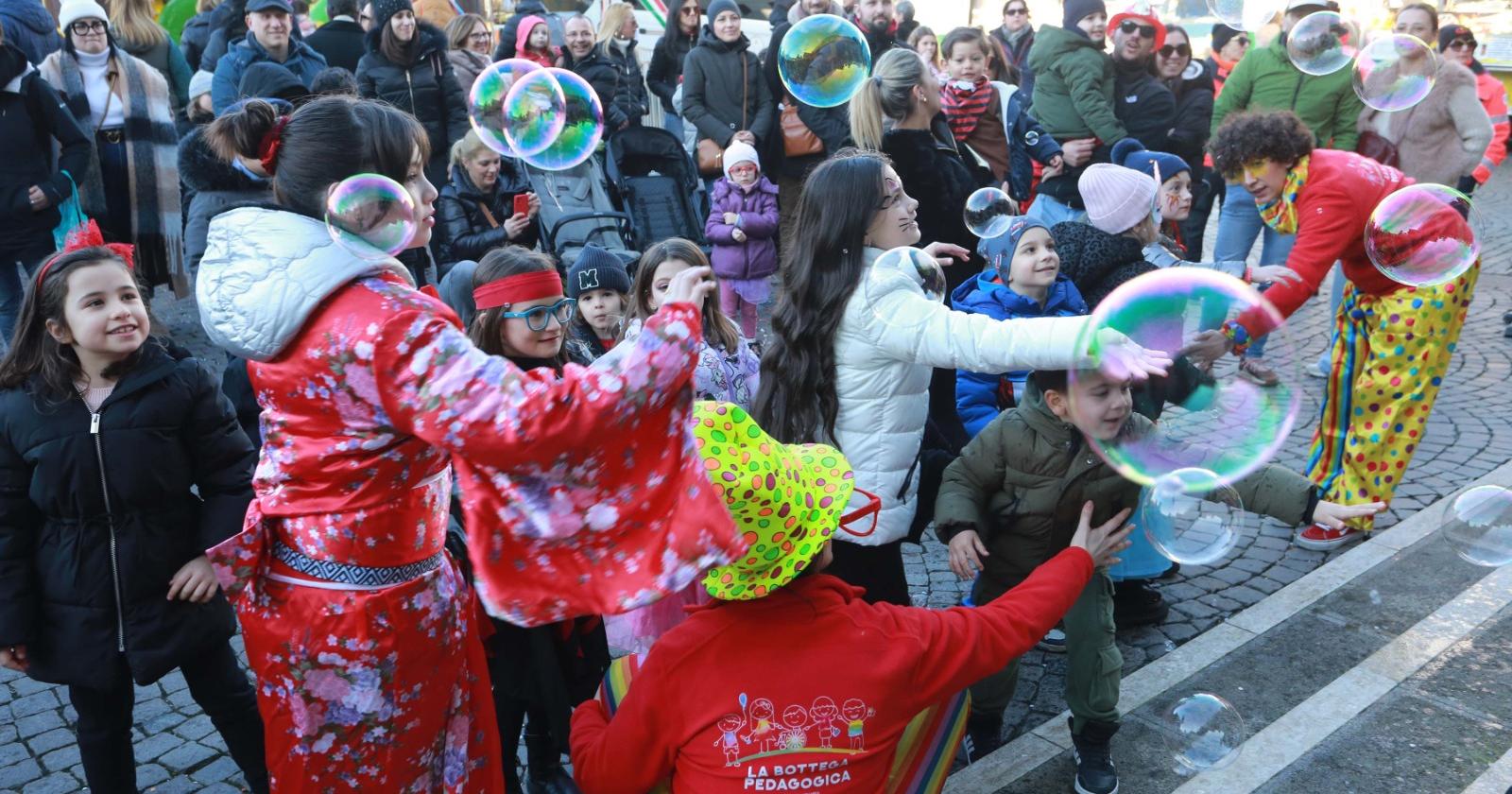 Maschere in corteo per la citt&agrave;