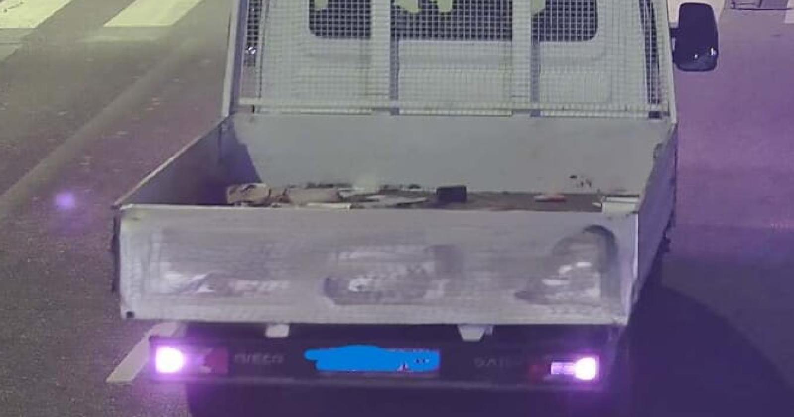 Buttano per strada quattro quintali di rifiuti