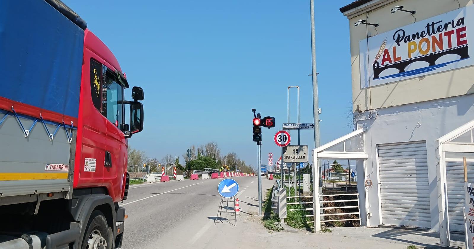 Si accende il semaforo sul ponte: prime code in Statale 16 a Bosaro