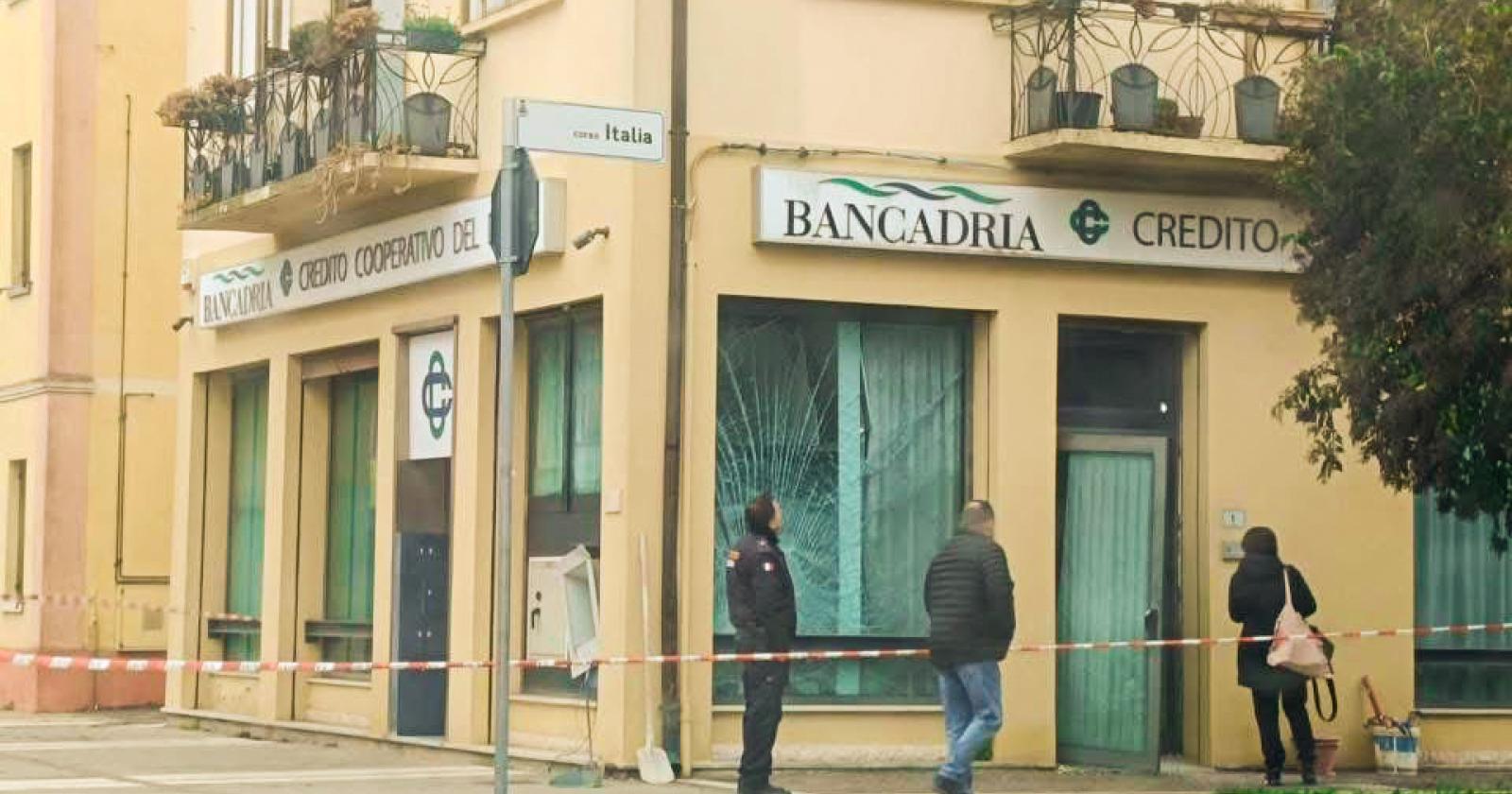 Boato nel cuore della notte: salta anche il bancomat di Cavarzere