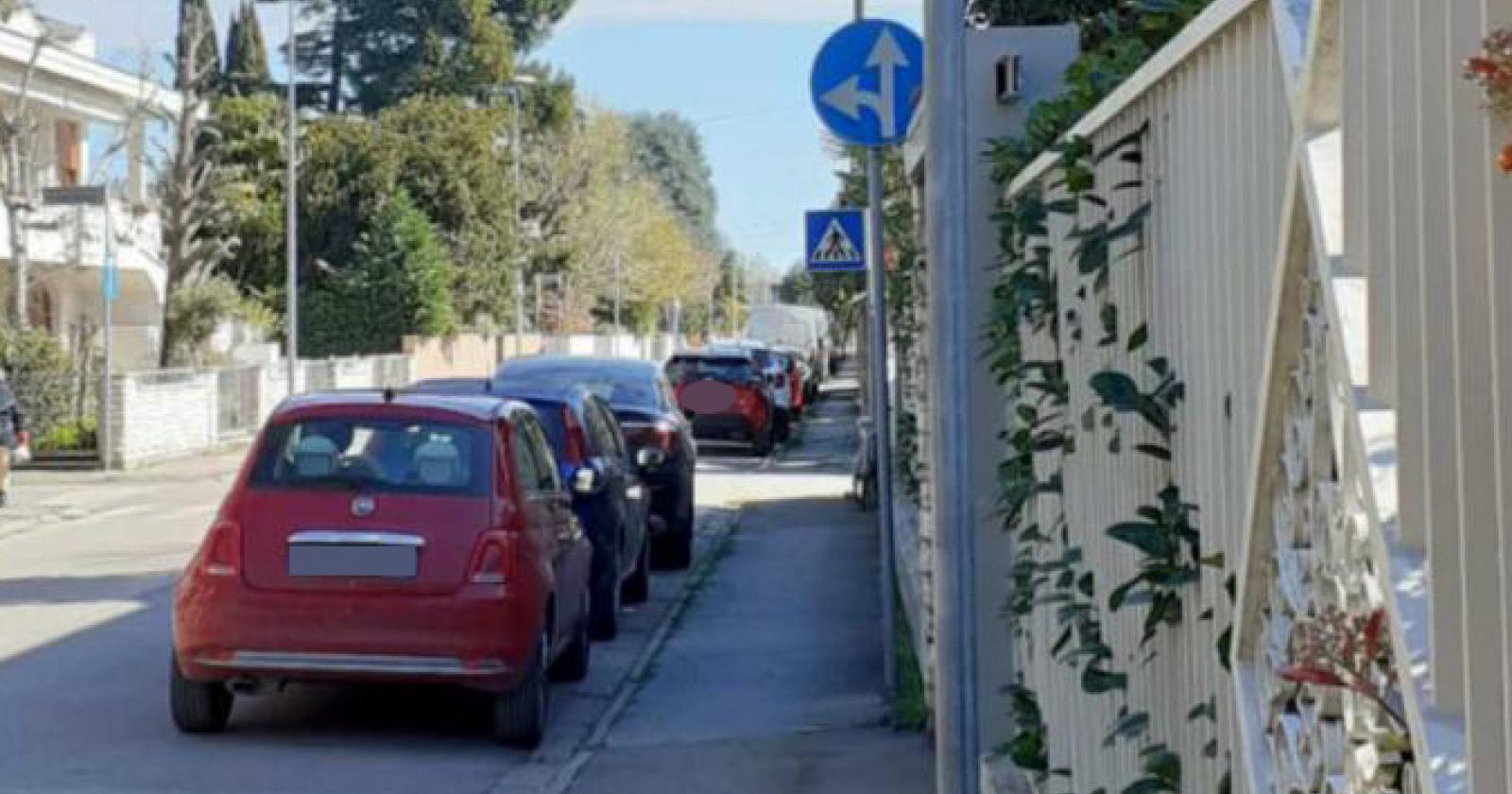 "Parcheggio selvaggio in viale Verona"
