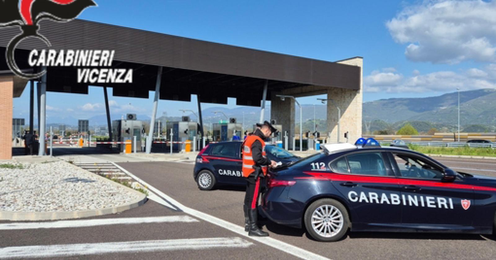 Gavettoni di ghiaccio contro le auto, ragazzini nei guai