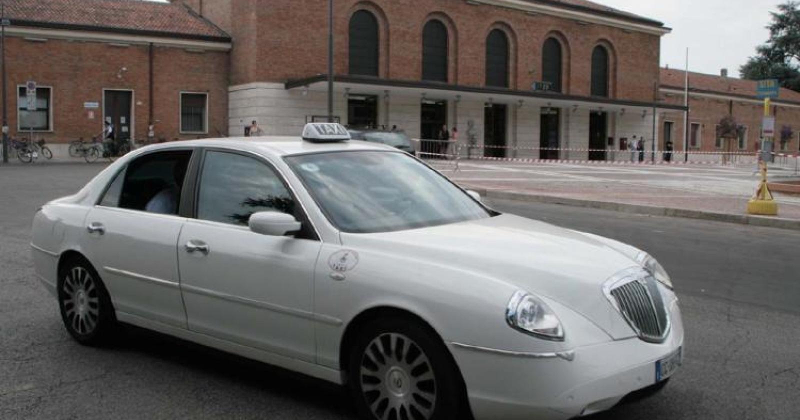 Area dei taxi rinnovata