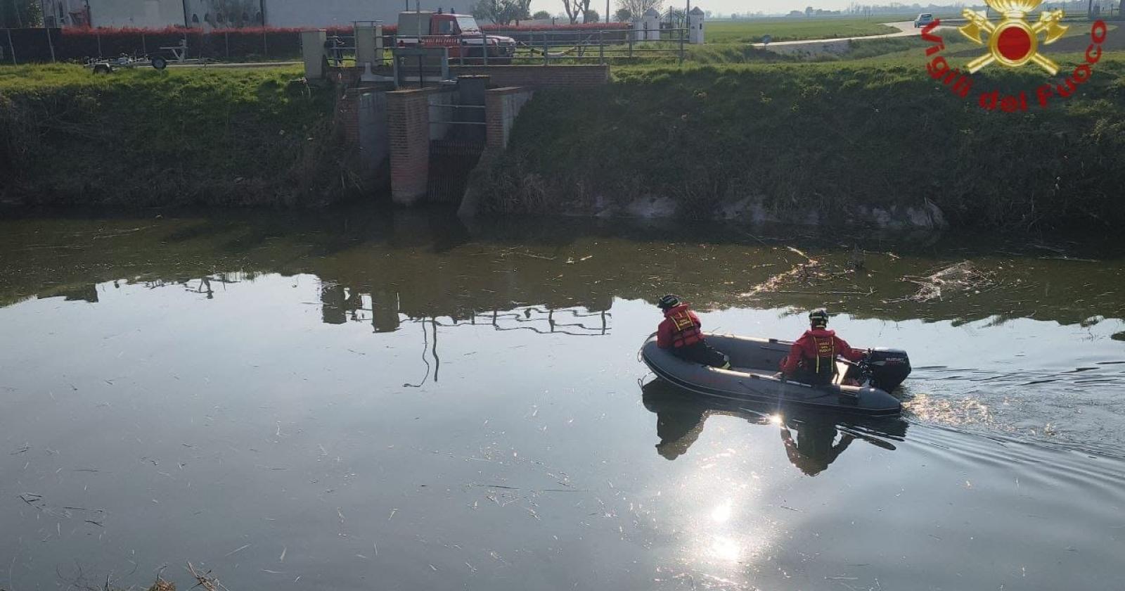 Non rientra  a casa: scatta l'allarme. Trovato all'alba morto nel canale 