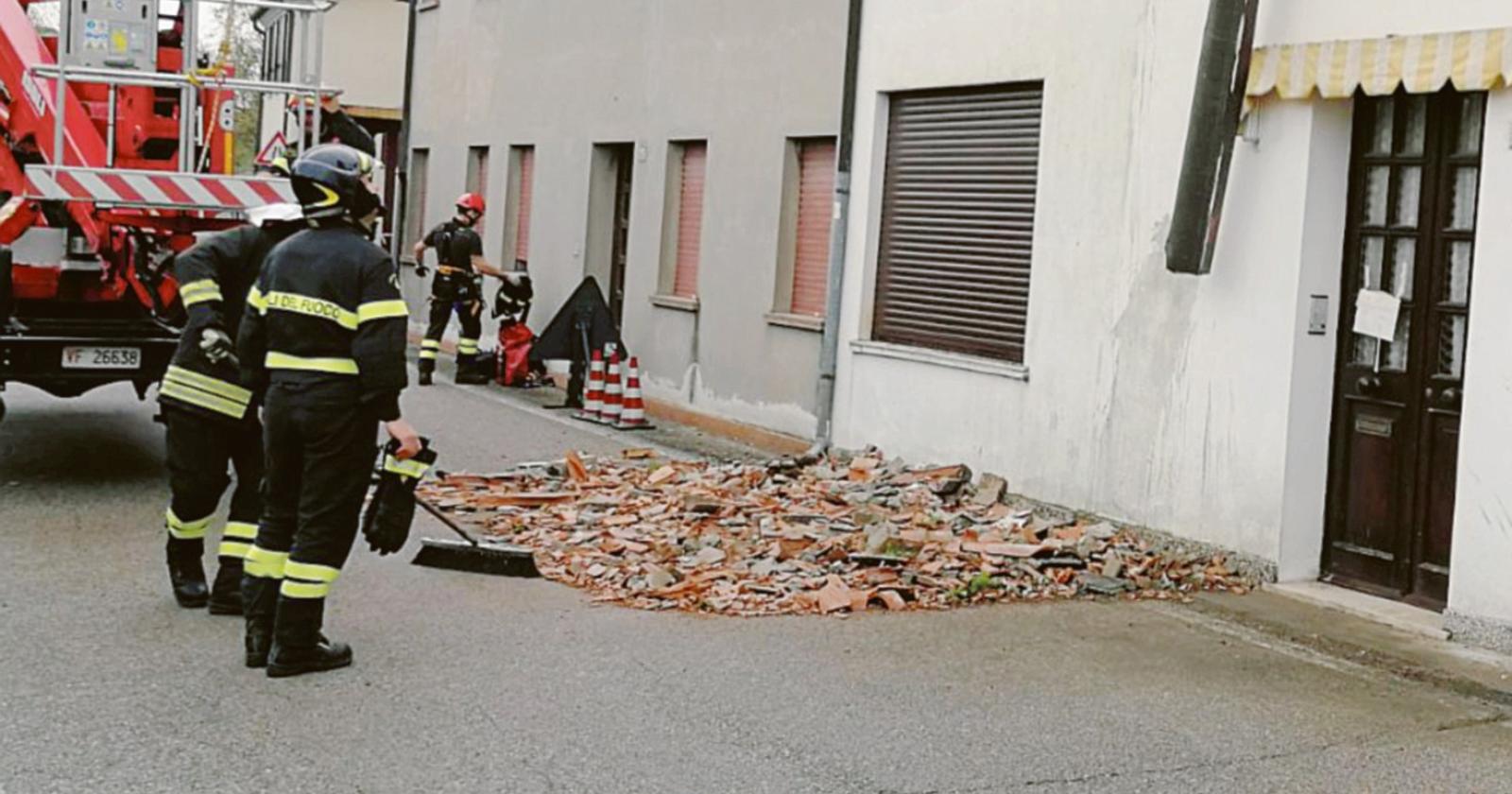 Cade pezzo di cornicione in centro