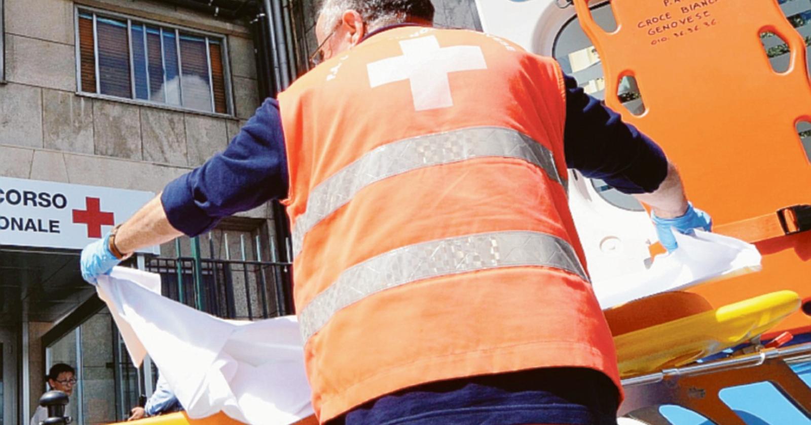 Schiacciato dalla lastra, è stazionario