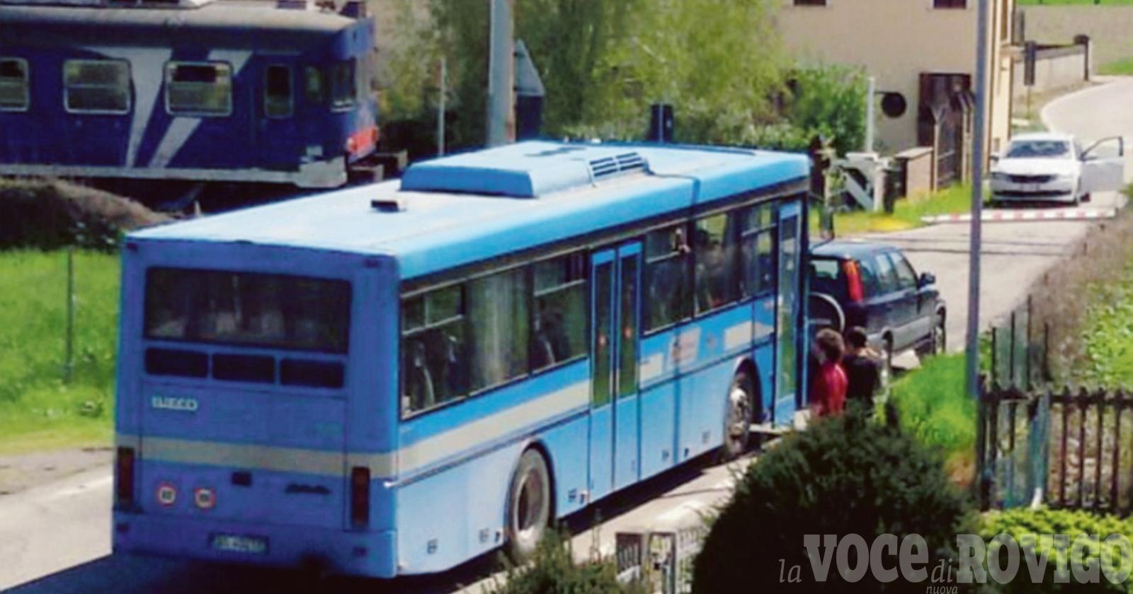 Abbatte le sbarre del passaggio a livello