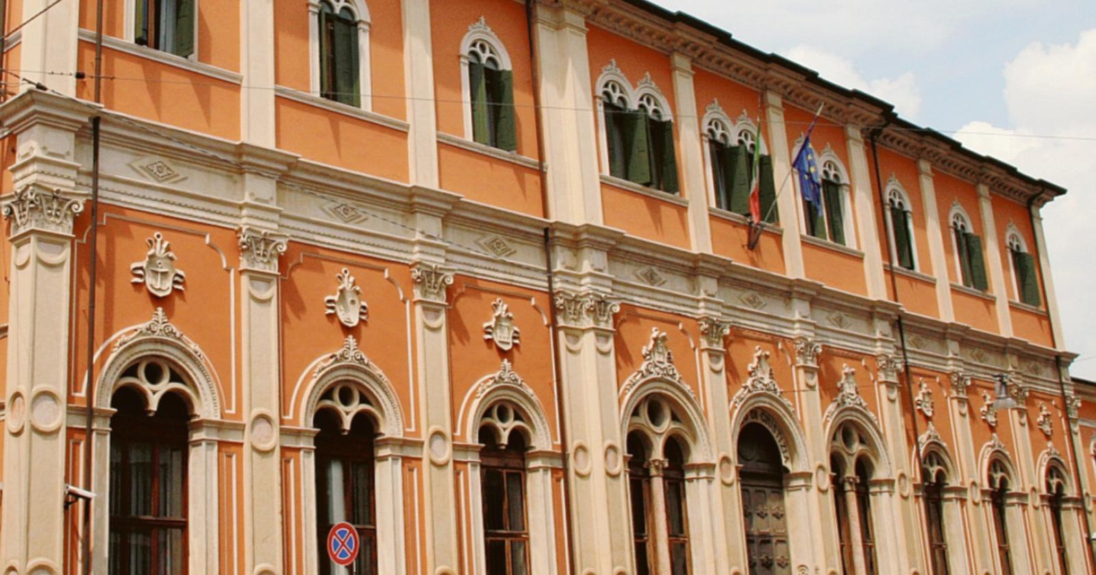 Schiaffi e offese, padre a processo