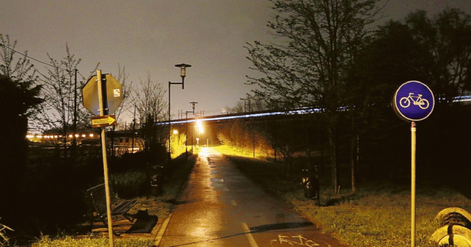 La pista ciclabile è rimasta al buio