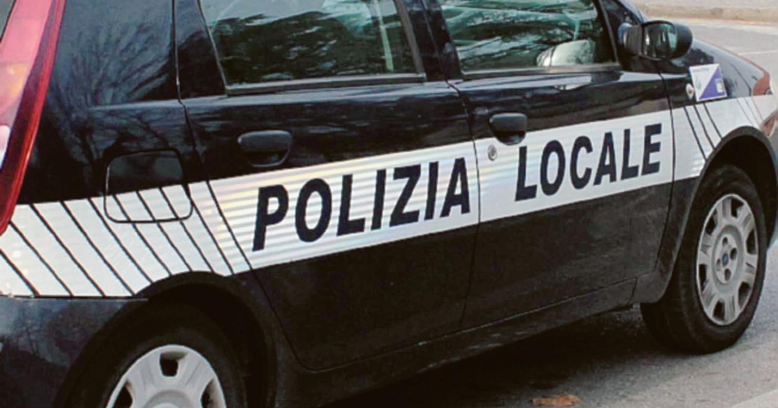 Frati fuori strada, il Doblò si ribalta
