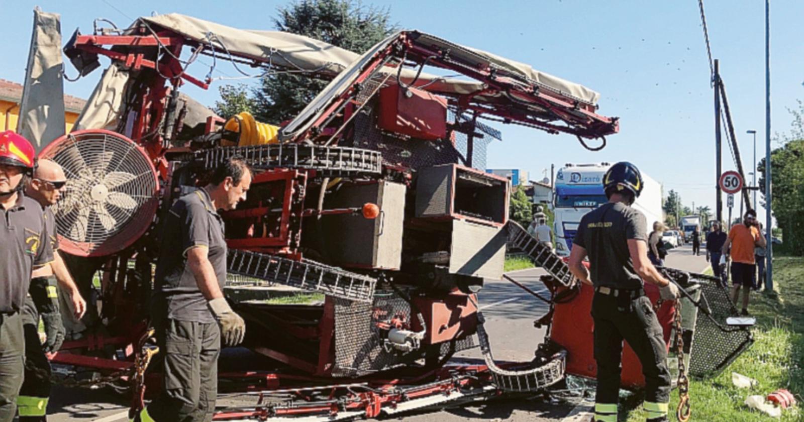 Trattore si ribalta, conducente salvo